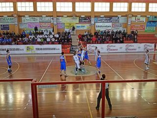 La Juve Trani scoppia di salute: 96-81 al Pozzuoli e playoff alla portata