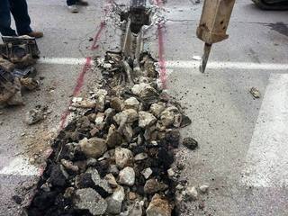 Via Falcone, finalmente i lavori. E non solo si sostituiscono le grate, ma si allargano i canali