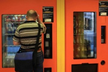 AGGIORNATO. Notte dell'Addolorata, il commissario si allinea ai sindaci di Trani uscenti: rifiuti entro le 21, poi l'Amiu ritira tutto. No agli alcolici anche negli h24