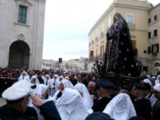 Processione dell'Addolorata, lieve modifica del percorso: non più via de Roggiero, ma corso Imbriani