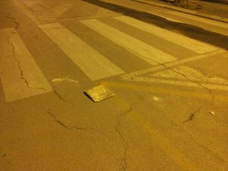 Trani, volano pietre dall'ex caserma dei carabinieri: colpite e danneggiate alcune auto