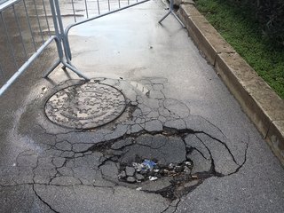 Trani, cede una porzione di strada in piazza Fani: transenne intorno ad un tombino di Aqp