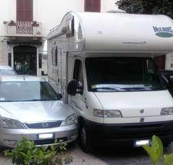 WHATSAPP. Pasquetta a Trani, camper di turisti bloccato in piazza Libertà: da quando quel tratto s'è riaperto al traffico, è caos