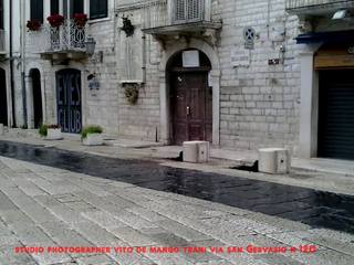 Trani, teppisti in azione in piazza Libertà: rovesciate alcune fioriere