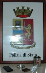 Trani, spacciava droga e la deteneva in casa: arrestato 25enne e denunciato il fratello, minorenne, per favoreggiamento