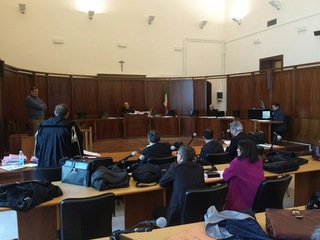 Strage di Milano, stop di mezz'ora alle udienze a Trani. Gasparre: «Mai interferire sulla giustizia, ma ricordiamoci che, dietro i fascicoli, ci sono le persone»