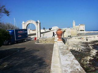 «Loro chi?», oggi il primo ciak a Trani fra palazzo Covelli e fortino. Per le riprese, porto chiuso per tre giorni