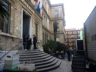 Carabinieri al Comune di Trani, ma questa volta non sequestrano carte: è solo per finzione