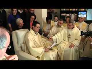 VIDEO. Il vescovo di Trani ordina Don Salvatore. E lui, commosso, benedice il Papa e tutti i malati