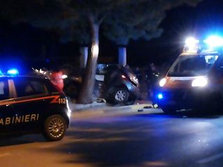 Vettura fuori controllo si schianta contro albero a Trani Capirro: perdono la vita due 30enni