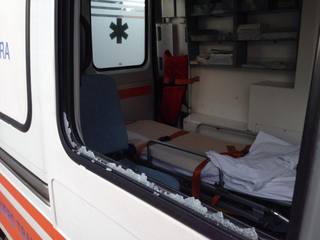 Ospedale di Trani, 30enne ubriaco sferra pugni contro ambulanza e ne infrange il vetro