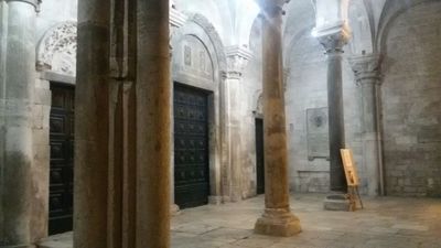 Trani, la chiesa di Ognissanti ritorna a splendere e ad essere illuminata: dopo un anno di buio torna la luce nel pronao