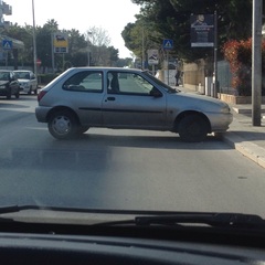 FOTO. Trani, auto abbandonata così in via Malcangi: forse un furto fallito