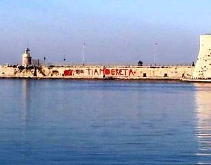 Greta, un amore con poco «garbo»: l'ingresso del porto di Trani nuovamente deturpato dai grafomani