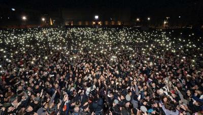 Trani, flashmob del personale Ata e dei docenti della scuola statale: «siamo in lutto, la scuola è patrimonio da difendere»