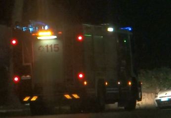 Trani, sirene in serata nel centro storico: i vigili del fuoco controllano una vettura in piazza Marconi. Finale a sorpresa