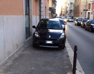 Trani, 1mo maggio fa rima con parcheggio selvaggio: città presa d'assalto dalle auto. Anche troppo