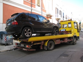 Festa del Crocifisso di Colonna, su Trani incombe il carro attrezzi: rimozioni forzate per i veicoli parcheggiati in violazione dell'ordinanza sindacale