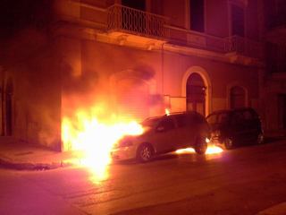 Trani, fuoco nella notte: distrutte due auto in via Bebio