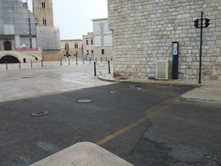 Dissuasori difettosi a Trani, ultima puntata della telenovela: 20mila euro per la riparazione e manutenzione di tutti