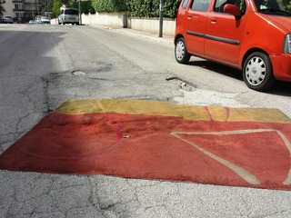 Le strade di Trani mettono a tappeto? In via Matteotti lo distendono per coprire le buche