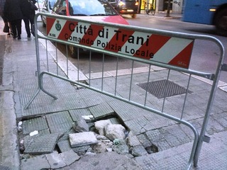 Trani, i marciapiedi fanno concorrenza alle strade: record negativo in corso Imbriani