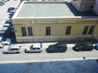 Il muro della Croce bianca ridiventa bacheca dei disperati: nuove scritte contro il Comune di Trani