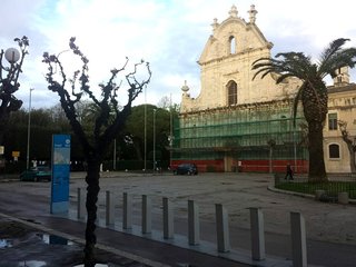 Piazza Plebiscito ieri ed oggi: in undici anni, davanti alla villa di Trani, degrado in picchiata