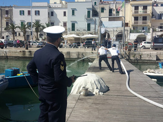Prevenzione al porto di Trani, esercitazione antincendio di Ufficio locale marittimo e Polizia locale