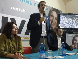 FOTO e VIDEO. Trani 2015, cori e striscioni per Fitto a Trani. Uva: «Il mio servizio ai cittadini continua»