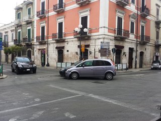 Trani, impatto fra auto in via Malcangi: donna resta immobile nell'abitacolo, ma è solo spavento