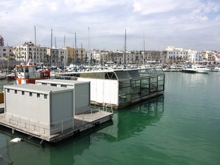 La piattaforma galleggiante nel porto di Trani è sempre più un rudere: concessione appesa a un filo