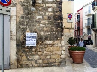 Attacchinaggio su spazi impropri, segnalati manifesti prima affissi e poi rimossi