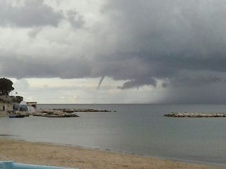 Trani, tromba d'aria visibile nel pomeriggio al largo delle nostre coste