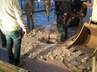 FOTO. Dissuasori, lavori in corso. Ma le auto non mollano la presa: eccone una in «gita turistica»