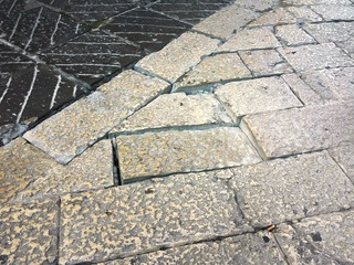 Trani balla con le basole: tutti al comizio, e non importa dove mettiamo i piedi