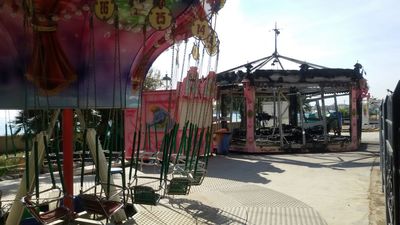 Trani, incendiata la giostra posizionata nello spazio dedicato alle attrazioni sul lungomare Chiarelli