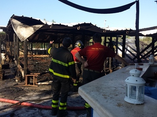 Ancora fiamme a Trani, a fuoco La capannina: «Incendio doloso». Danni incalcolabili, stagione rovinata, due posti di lavoro a rischio