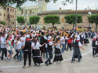 Trani, si balla in piazza con la media Rocca: domattina, danze popolari in piazza D'Agostino