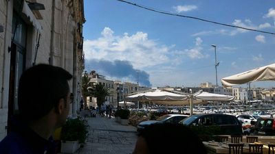 A fuoco azienda di cassette della frutta sull'Andria-Barletta. Colonna di fumo visibile anche da Trani