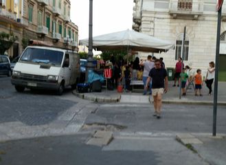 Da via Cavour non si vede più la villa di Trani: impallata da una bancarella con super generatore