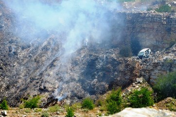 FOTO. Trani, nuova terra dei fuochi: ecco dov'è la cava fumante. Il sospetto: un incidente ha rotto la crosta e, da allora, bruciano scorie stoccate da anni