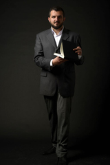 Scrittori nel tempo, oggi a Trani c'è Alessio Romano: «Solo sigari quando è festa»