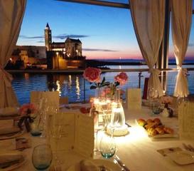 Nel porto di Trani arriva la «Cena rosa del golfo a quattro mani». Appuntamento domani a Le lampare al fortino