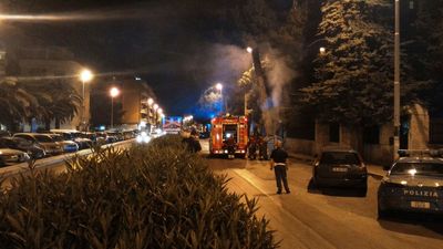 Ancora una colonna di fumo a Trani, ma questa volta è da un cassonetto dato alle fiamme. Intervengono vigili del fuoco e Polizia