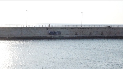 «Puoi non scrivere Florio, ma almeno non trovi più scritto Greta». Il candidato sindaco ed il suo staff ripuliscono il muro all'ingresso del porto di Trani