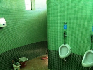 Bagni pubblici, il Comune di Trani trova per giugno una nuova coop: arriva la Service gold global