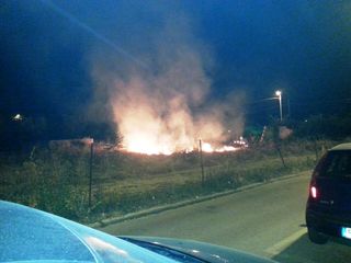 A fuoco terreno in via Cilea: incendio vasto, ma alla fine domato dai vigili del fuoco