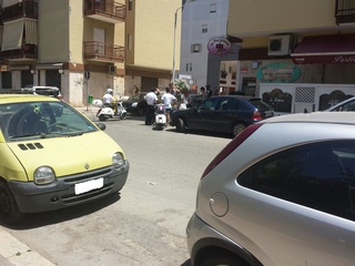Trani, scontro auto-moto intorno alle ore 13 in zona sud. Solo escoriazioni per i due ragazzi a bordo dello scooter