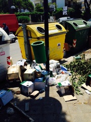 Niente raccolta rifiuti la domenica, con il risparmio Amiu pulisce le spiagge. Ma i cassonetti traboccano e, davanti al mare, resta sporco
